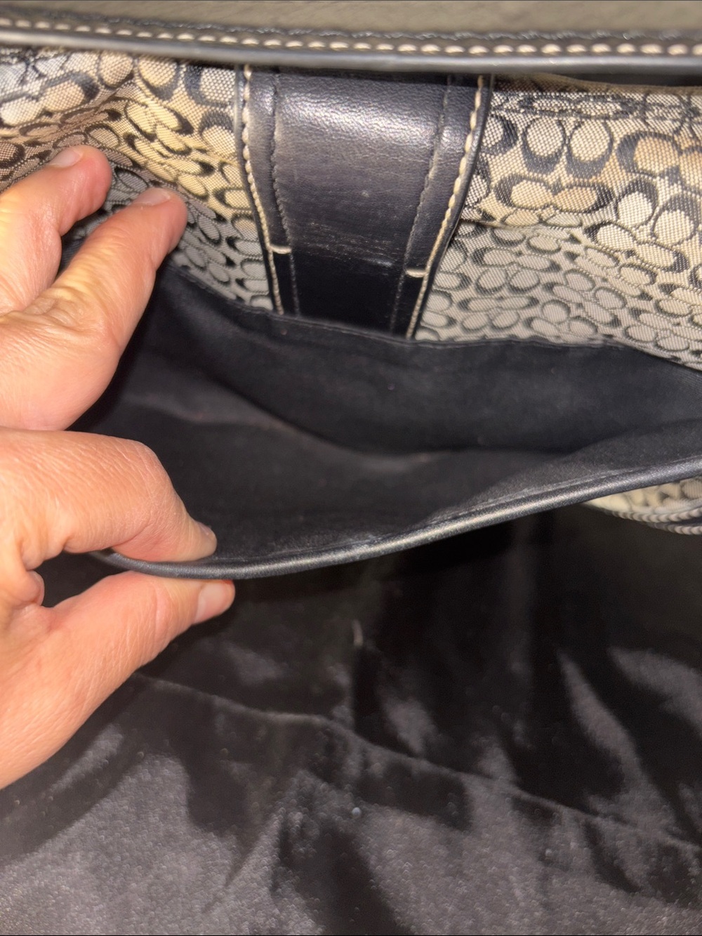 Stains Coach Soho signature monogram jacquard shoulder bag with leather trim - Picture 8 of 11